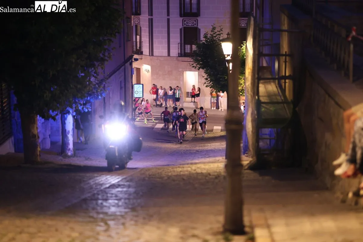 La carrera nocturna Salamanca a Tope reúne a cientos de participantes | FOTOS: David Sañudo