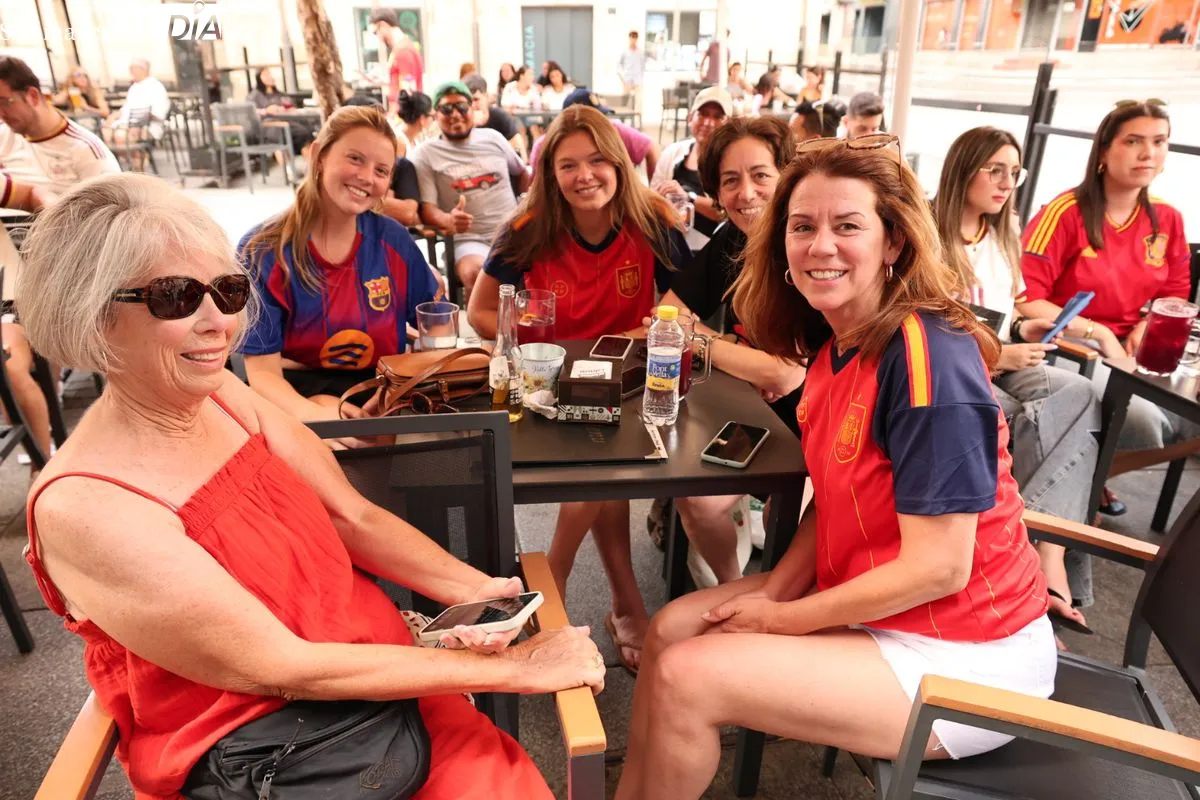 Casi 40 grados y Salamanca se llena para ver en las terrazas el España - Arabia Saudí del Mundial 2026 | FOTOS: David Sañudo