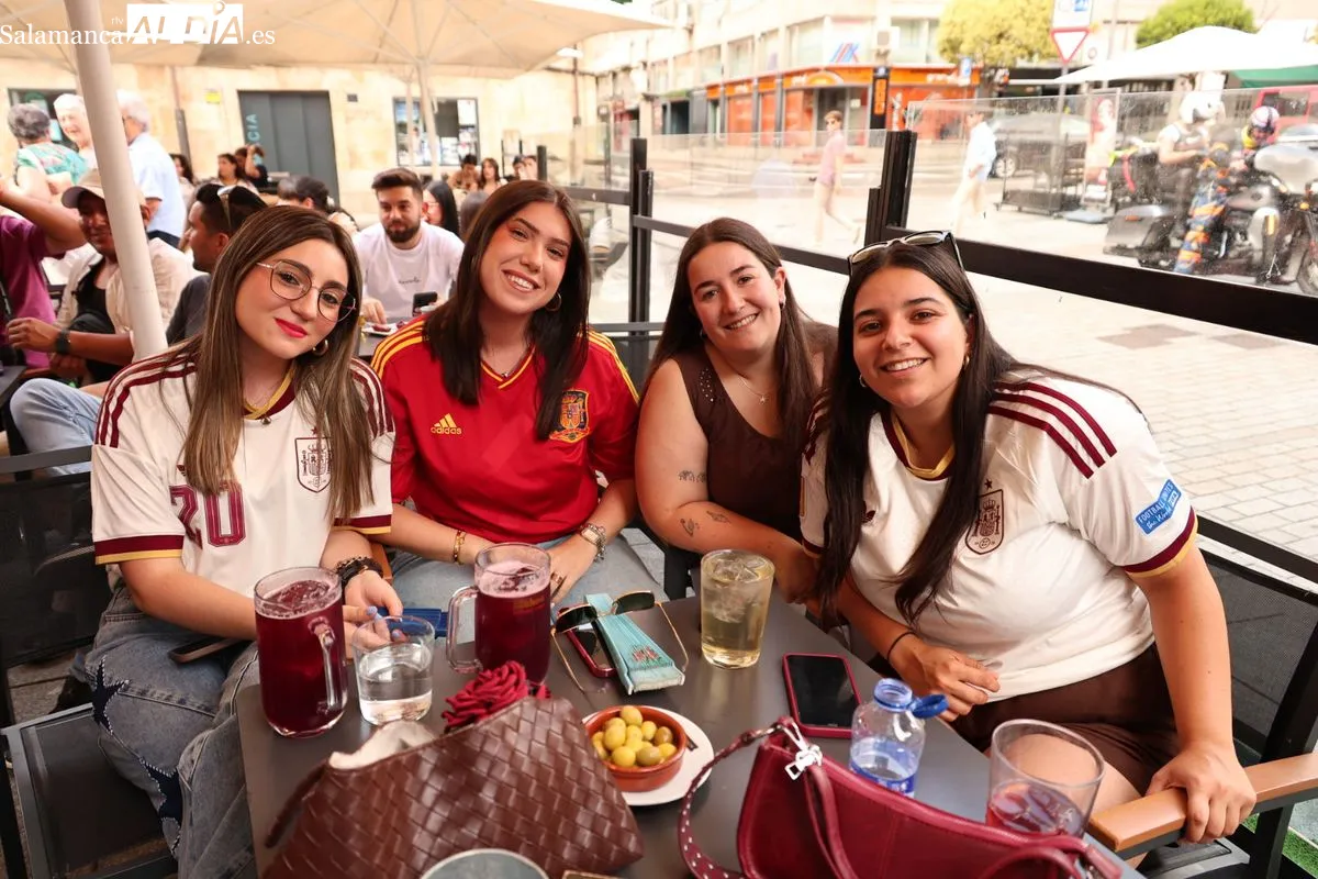Casi 40 grados y Salamanca se llena para ver en las terrazas el España - Arabia Saudí del Mundial 2026 | FOTOS: David Sañudo