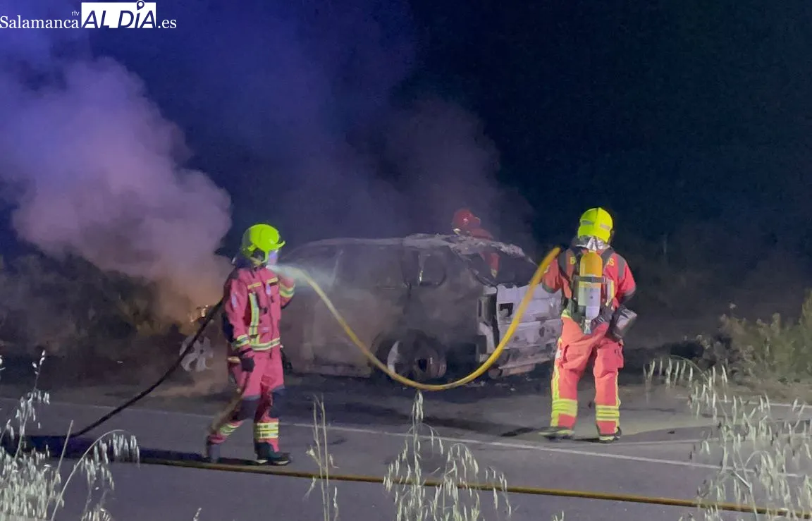 Turismo calcinado este lunes tras sufrir un incendio en la carretera DSA-621, entre Monterrubio de Armuña y La Mata de Armuña