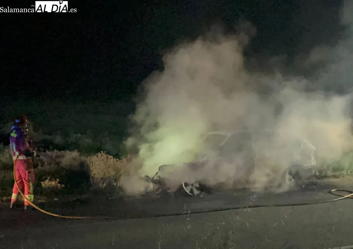 Turismo calcinado este lunes tras sufrir un incendio en la carretera DSA-621, entre Monterrubio de Armuña y La Mata de Armuña