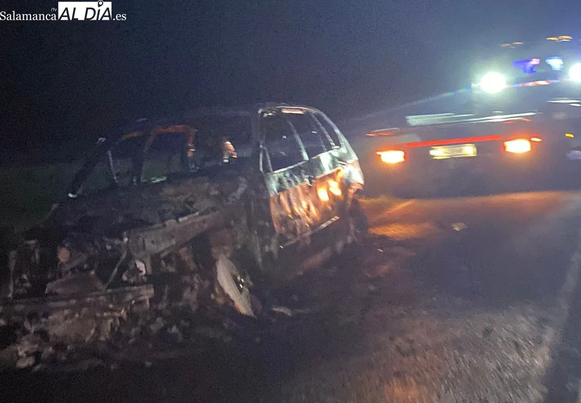 Turismo calcinado este lunes tras sufrir un incendio en la carretera DSA-621, entre Monterrubio de Armuña y La Mata de Armuña
