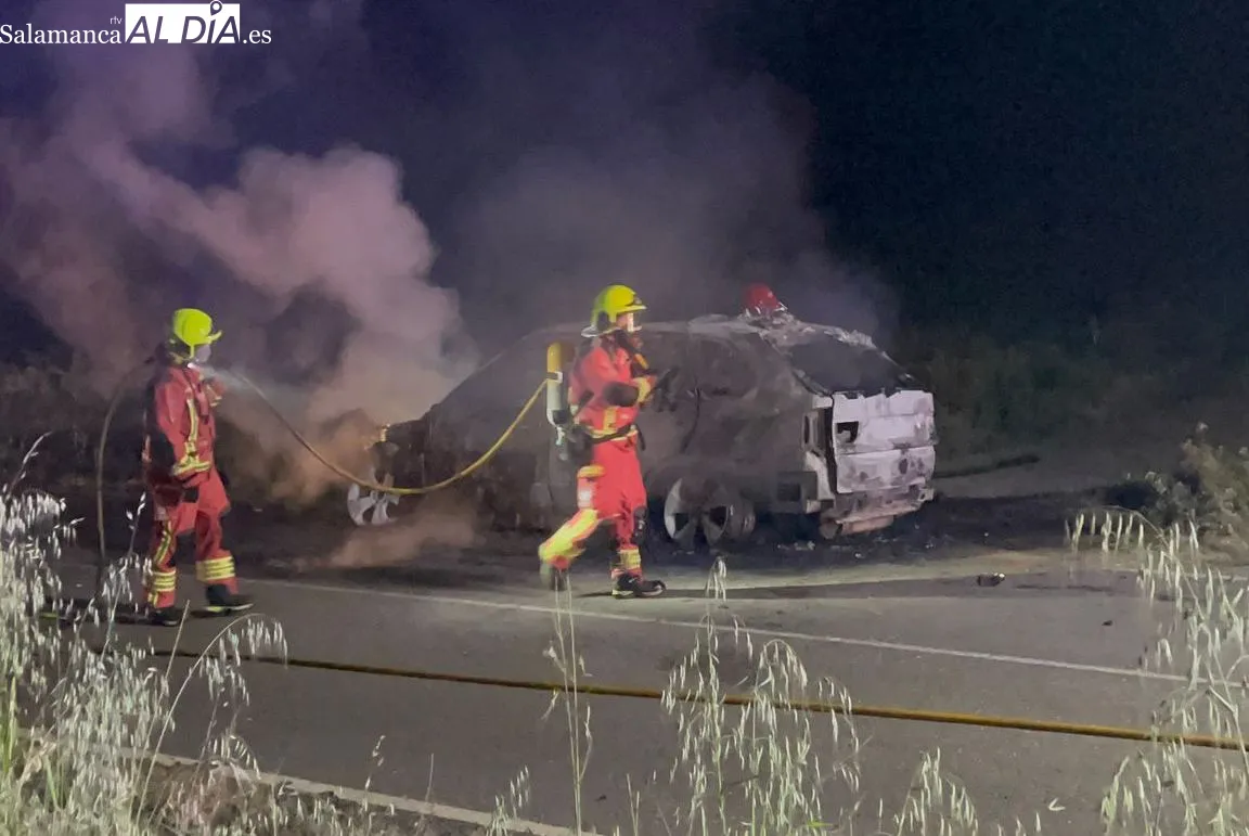 Turismo calcinado este lunes tras sufrir un incendio en la carretera DSA-621, entre Monterrubio de Armuña y La Mata de Armuña