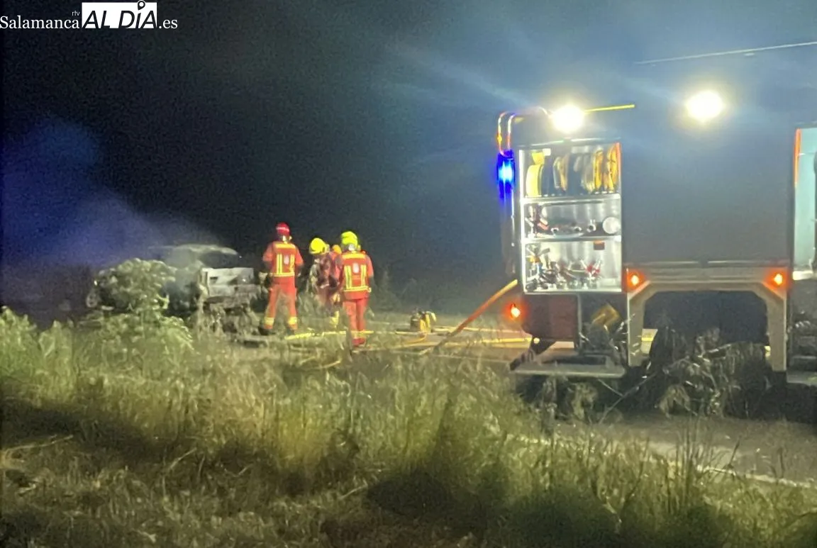 Turismo calcinado este lunes tras sufrir un incendio en la carretera DSA-621, entre Monterrubio de Armuña y La Mata de Armuña