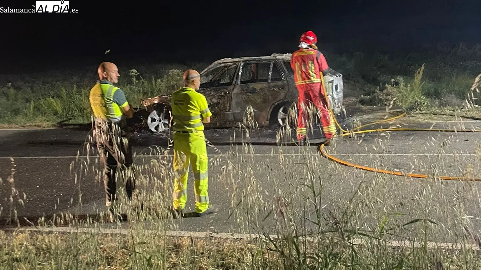 Turismo calcinado este lunes tras sufrir un incendio en la carretera DSA-621, entre Monterrubio de Armuña y La Mata de Armuña