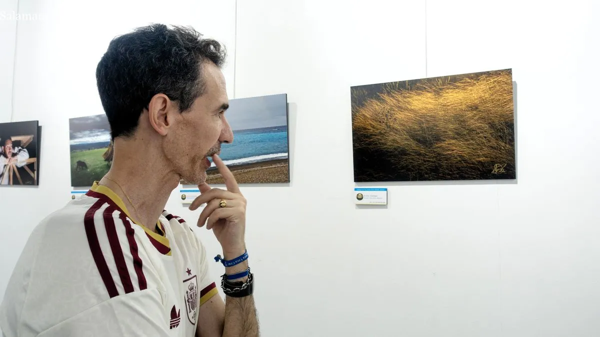 La exposición solidaria de los Jueves Fotográficos en el Casino de Salamancasigue acaparando el interés del público