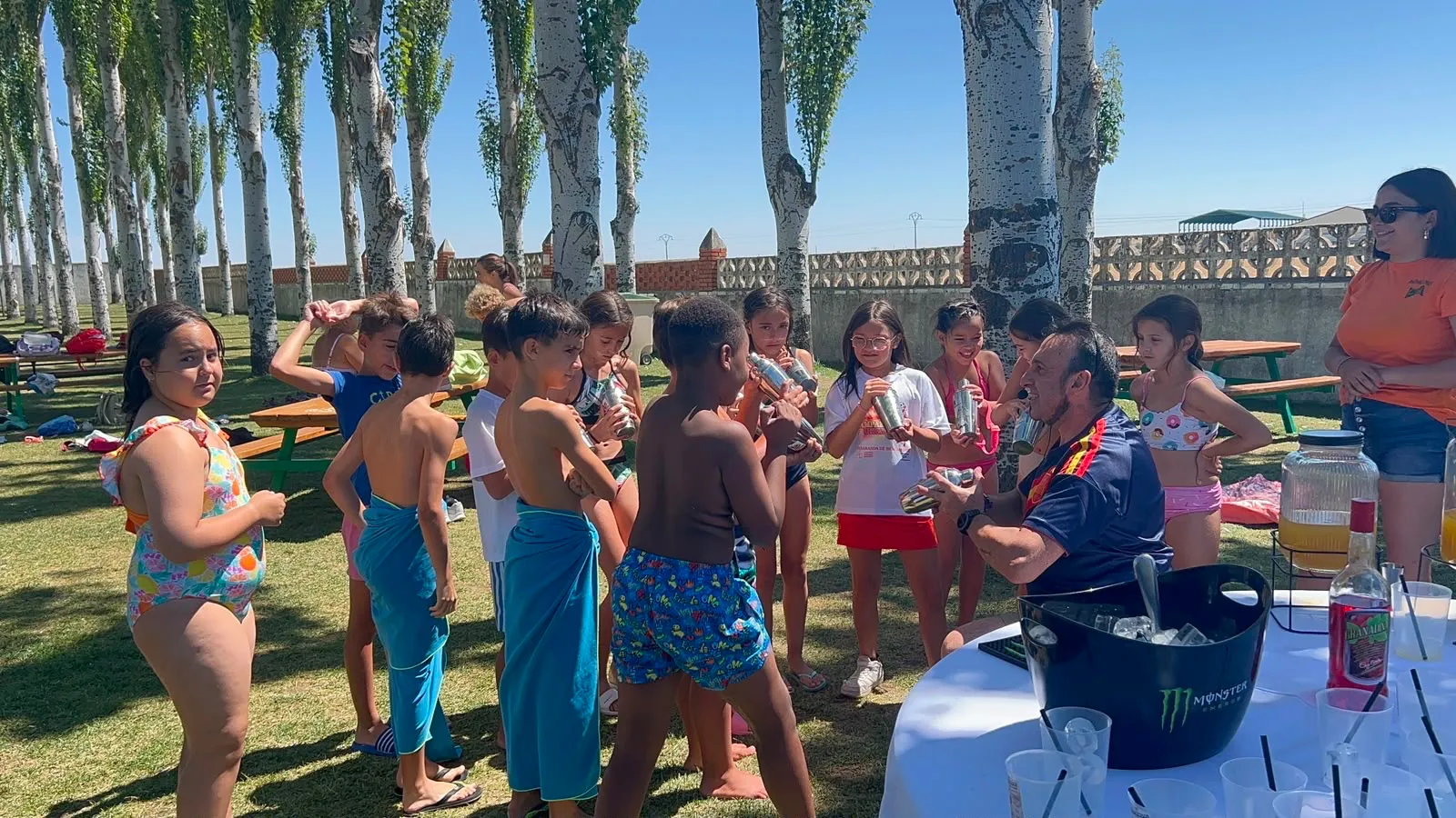 Foto 3 - Los Campamentos Urbanos celebran el triunfo de la selecci&oacute;n con un divertido taller de cocteler&iacute;a ofrecido por Teo Marcos