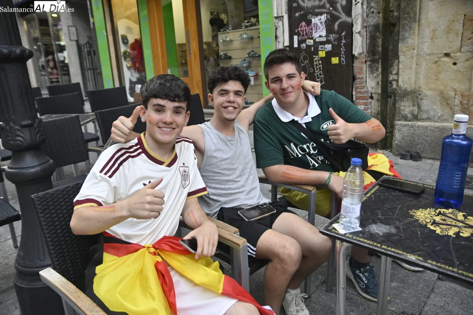 Foto 11 - FOTOS | Salamanca empieza la semana con ganas de Mundial y nadie se pierde el Portugal - Espa&ntilde;a en los bares y terrazas del centro
