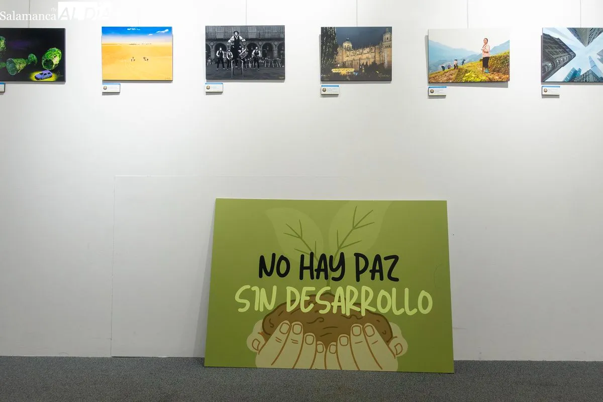 La exposición solidaria de los Jueves Fotográficos en el Casino de Salamancasigue acaparando el interés del público