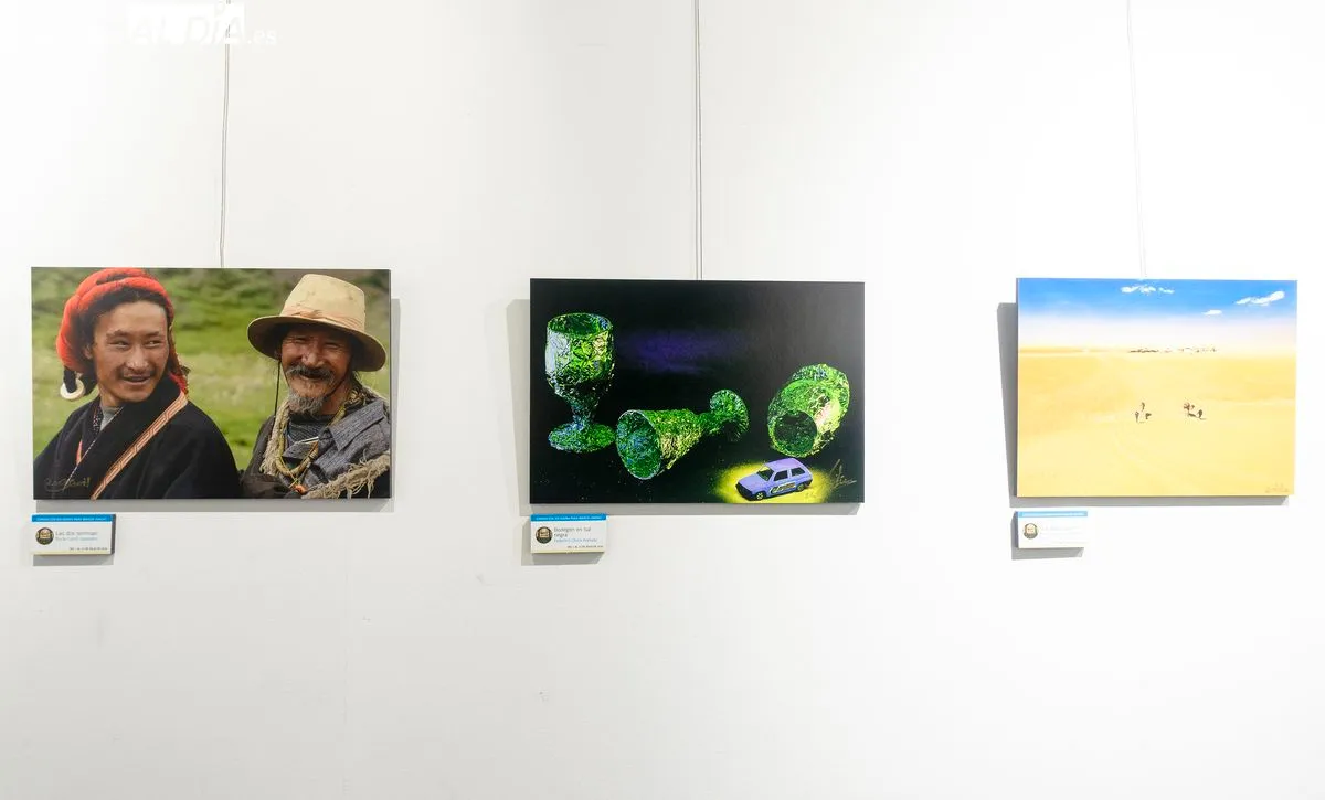 La exposición solidaria de los Jueves Fotográficos en el Casino de Salamancasigue acaparando el interés del público
