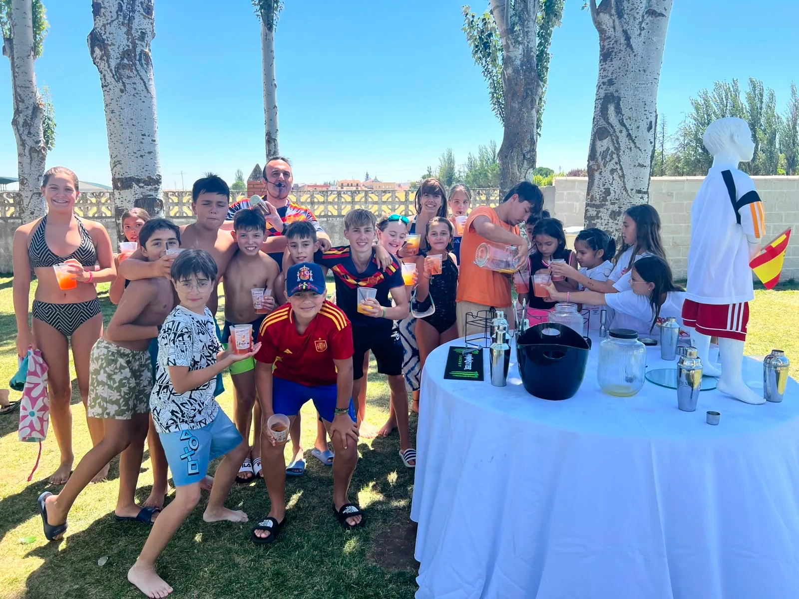Foto 7 - Los Campamentos Urbanos celebran el triunfo de la selecci&oacute;n con un divertido taller de cocteler&iacute;a ofrecido por Teo Marcos