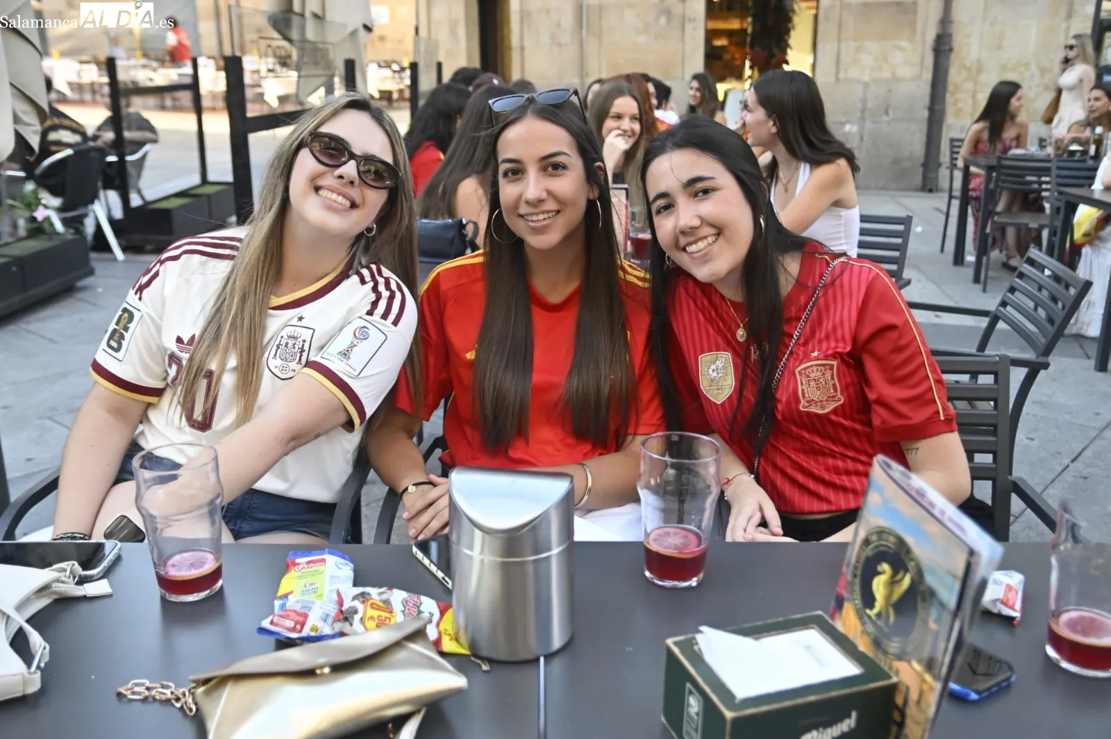 FOTOS | ¡Ambientazo en las terrazas y bares del centro de Salamanca para animar a España en dieseisavos del Mundial!