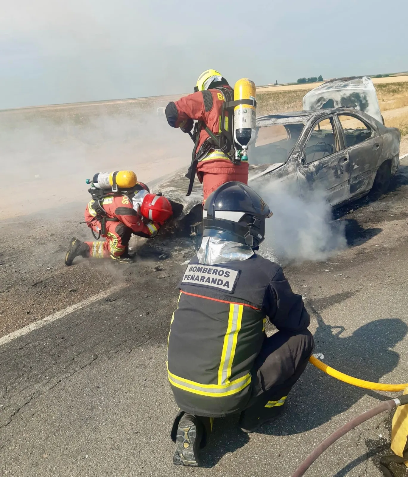 Foto 2 - Un turismo arde por completo en la SA-810 en El Campo de Pe&ntilde;aranda y moviliza un amplio operativo de emergencias