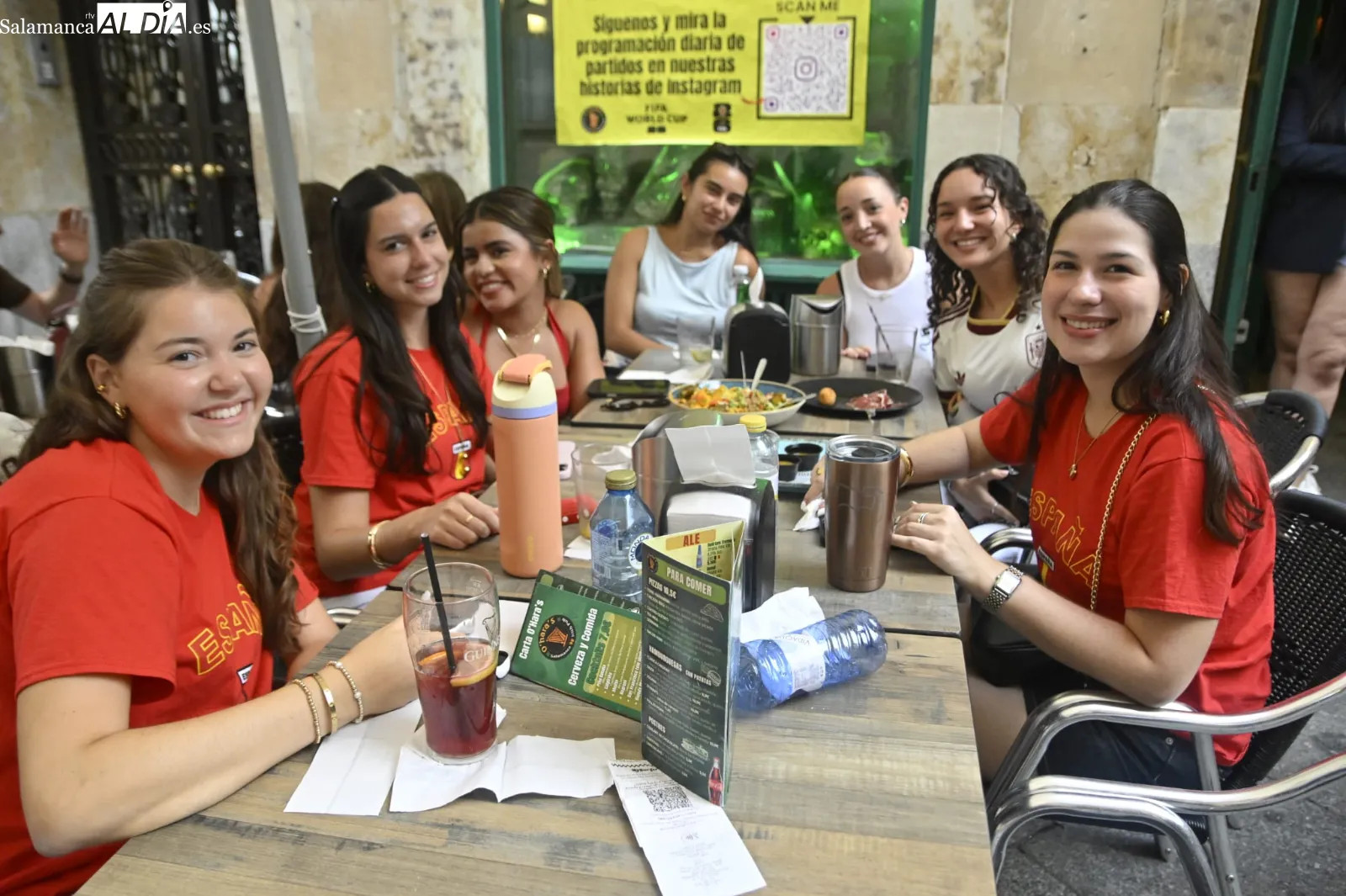 Foto 16 - FOTOS | Salamanca empieza la semana con ganas de Mundial y nadie se pierde el Portugal - Espa&ntilde;a en los bares y terrazas del centro