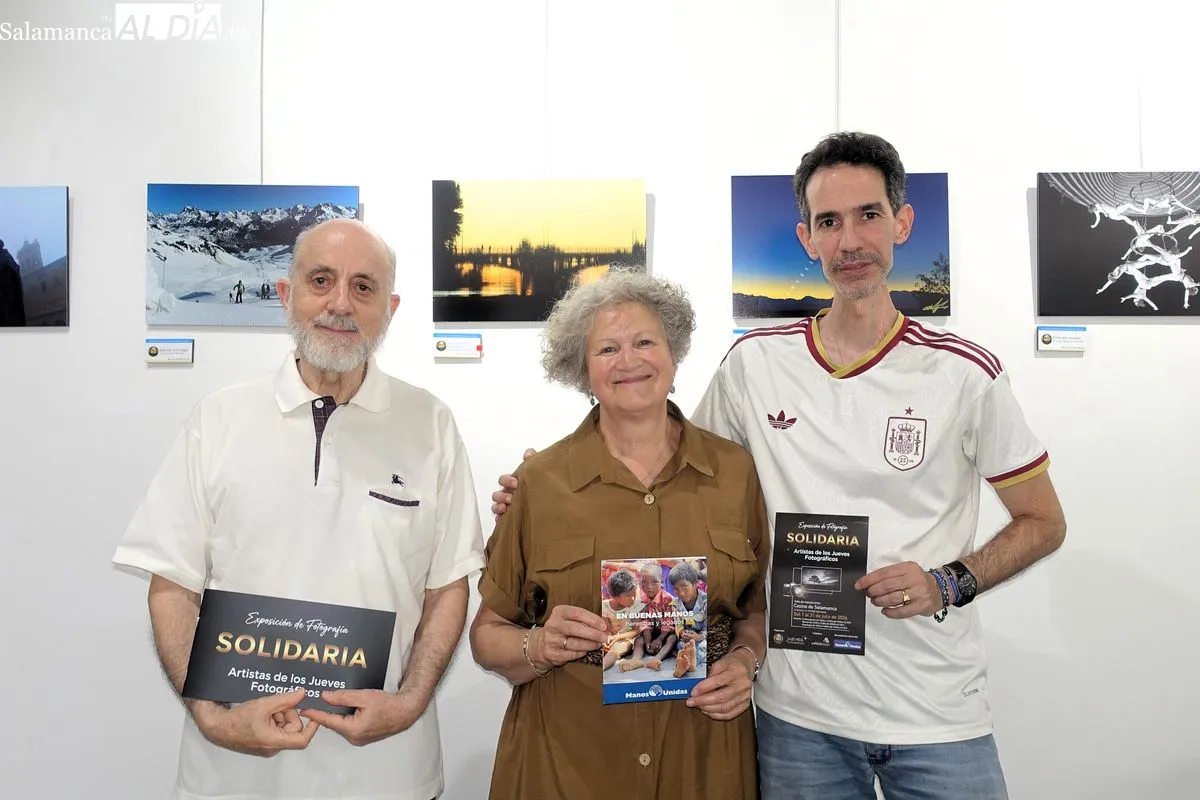 La exposición solidaria de los Jueves Fotográficos en el Casino de Salamancasigue acaparando el interés del público