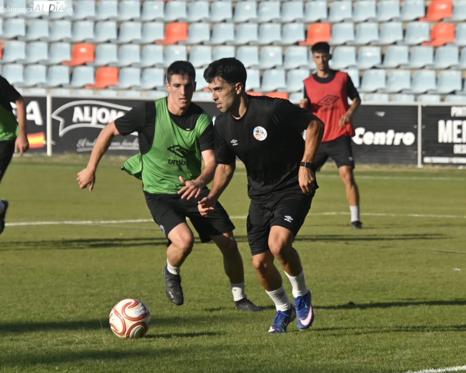 Foto 3 - FOTOS | Iker Muniain dirige su primer entrenamiento al frente del Salamanca CF UDS