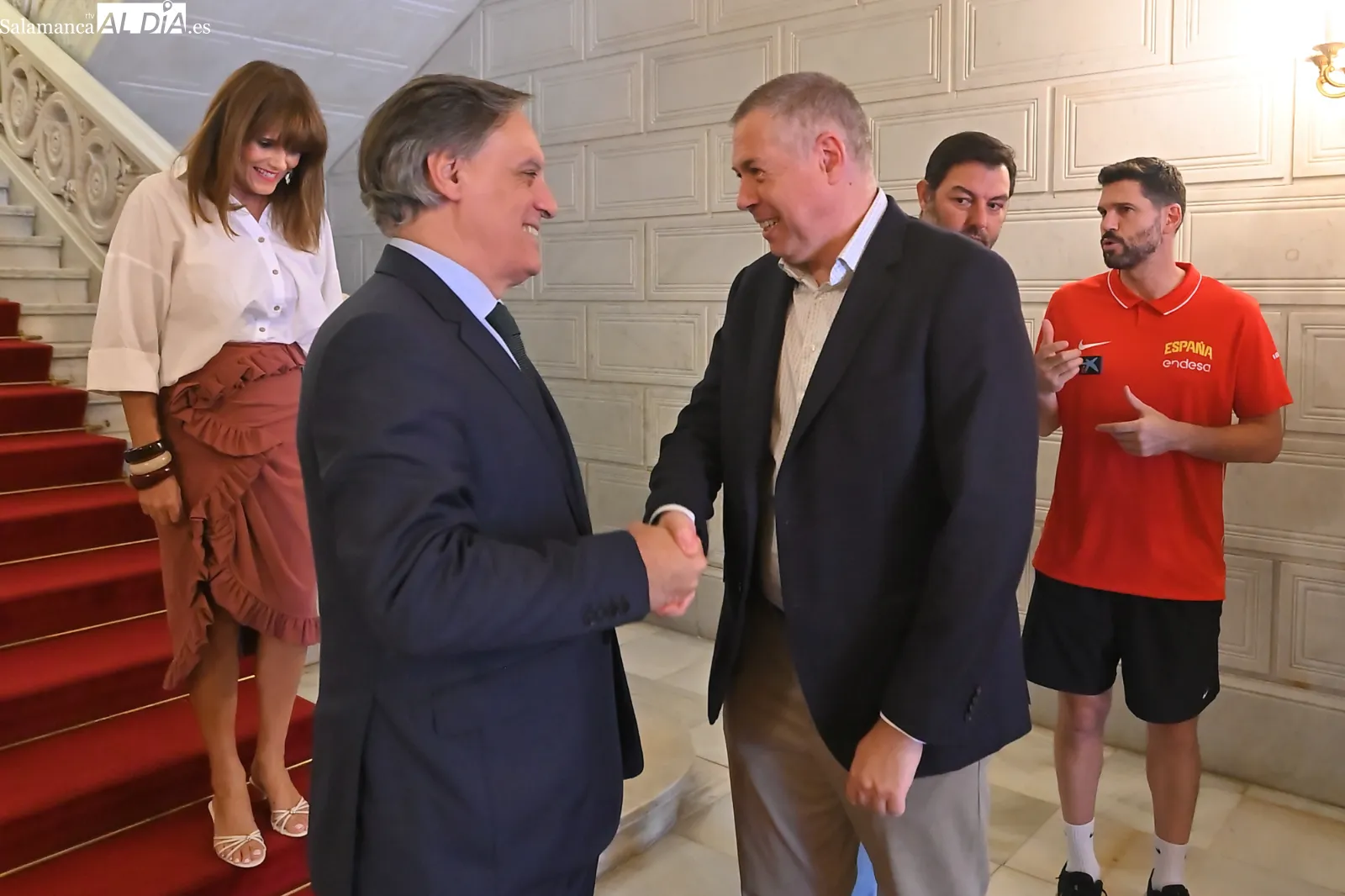 Foto 2 - FOTOS | Carbayo recibe a la selecci&oacute;n espa&ntilde;ola sub-18 de baloncesto y se lleva una camiseta firmada