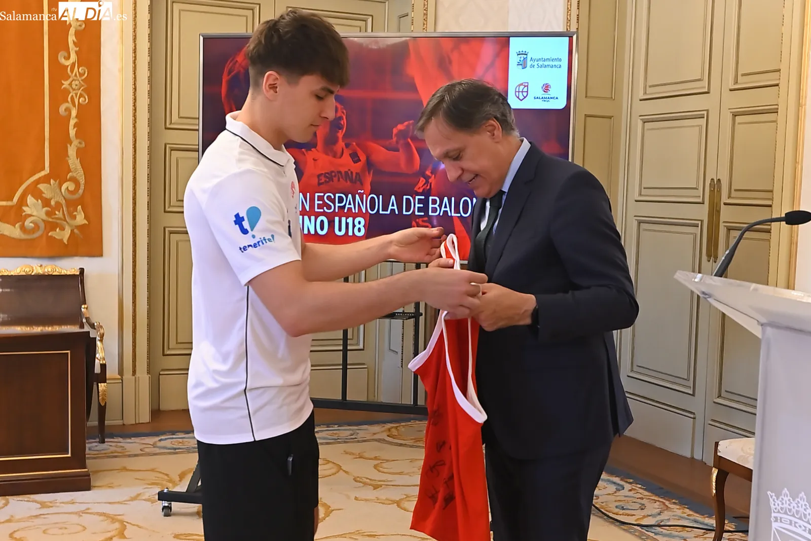 Foto 3 - FOTOS | Carbayo recibe a la selecci&oacute;n espa&ntilde;ola sub-18 de baloncesto y se lleva una camiseta firmada