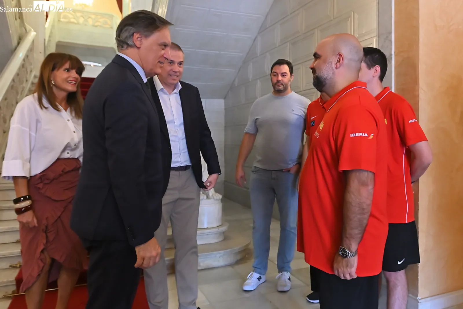 Foto 7 - FOTOS | Carbayo recibe a la selecci&oacute;n espa&ntilde;ola sub-18 de baloncesto y se lleva una camiseta firmada