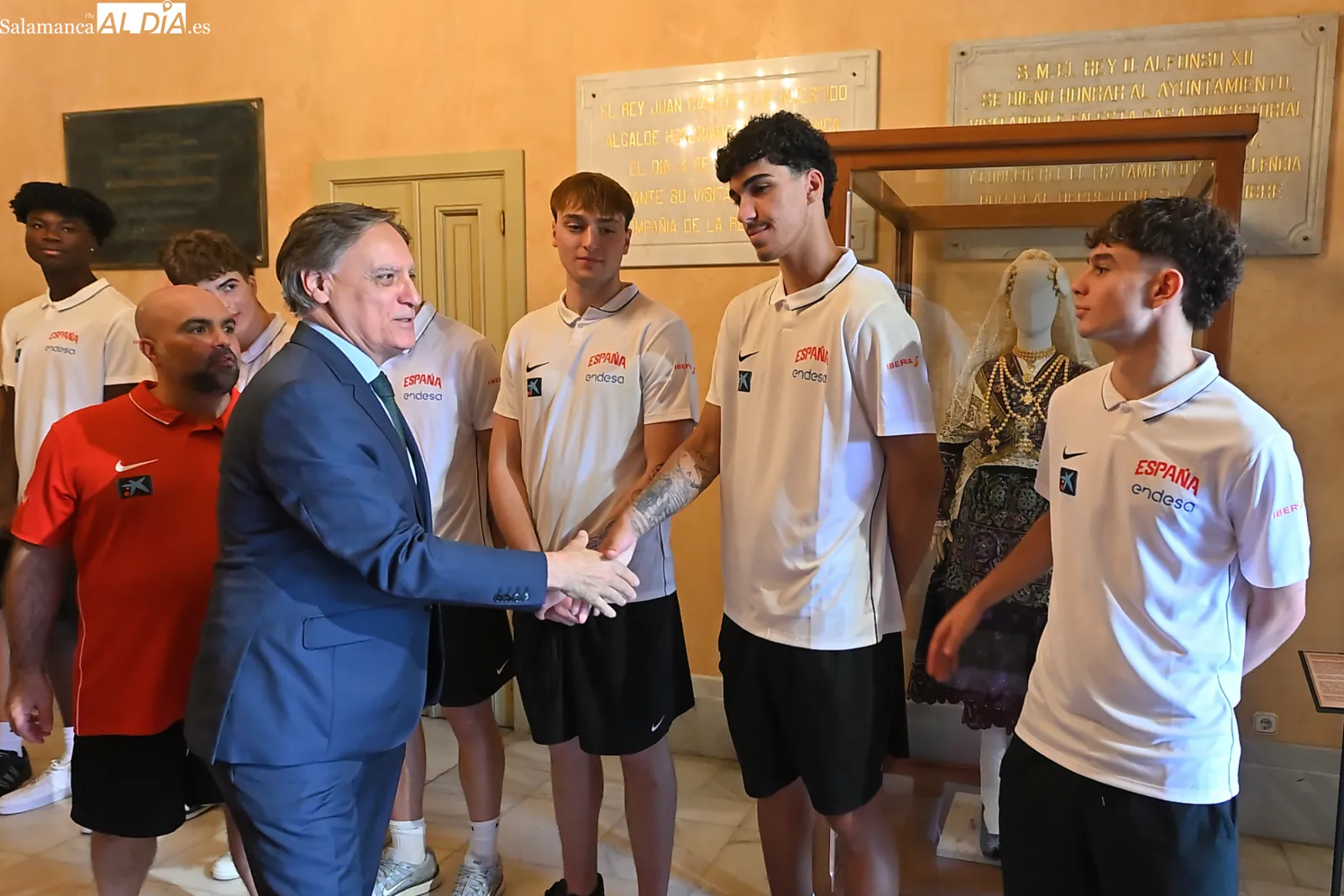 Foto 6 - FOTOS | Carbayo recibe a la selecci&oacute;n espa&ntilde;ola sub-18 de baloncesto y se lleva una camiseta firmada