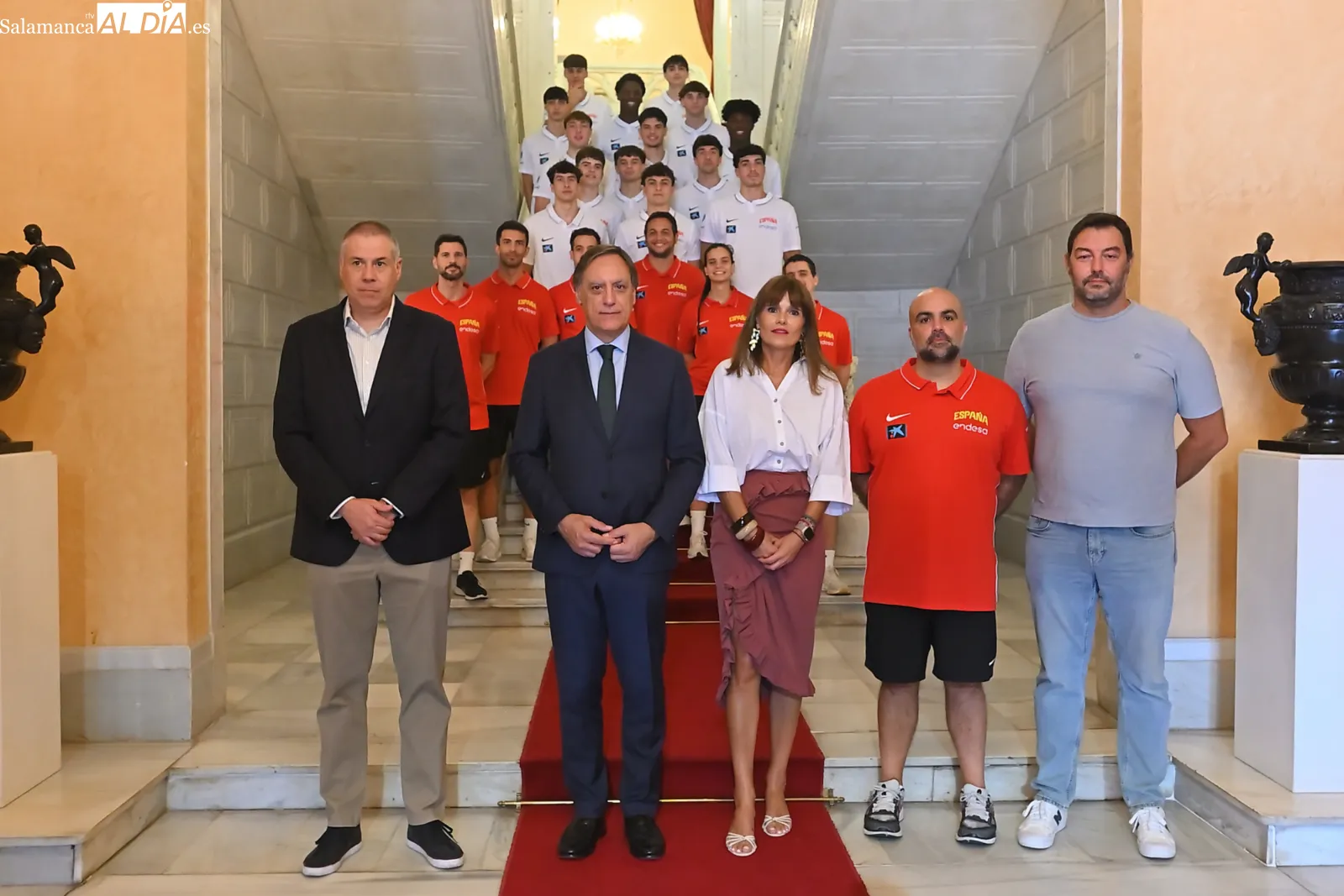 Foto 4 - FOTOS | Carbayo recibe a la selecci&oacute;n espa&ntilde;ola sub-18 de baloncesto y se lleva una camiseta firmada