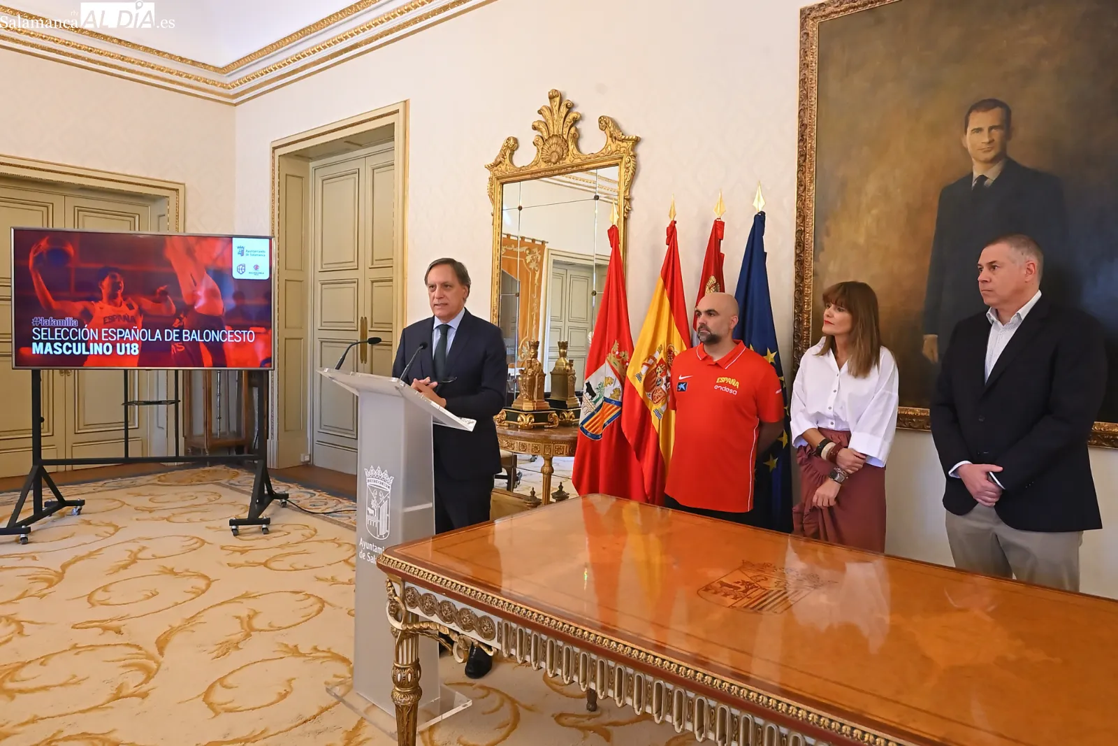 Foto 5 - FOTOS | Carbayo recibe a la selecci&oacute;n espa&ntilde;ola sub-18 de baloncesto y se lleva una camiseta firmada