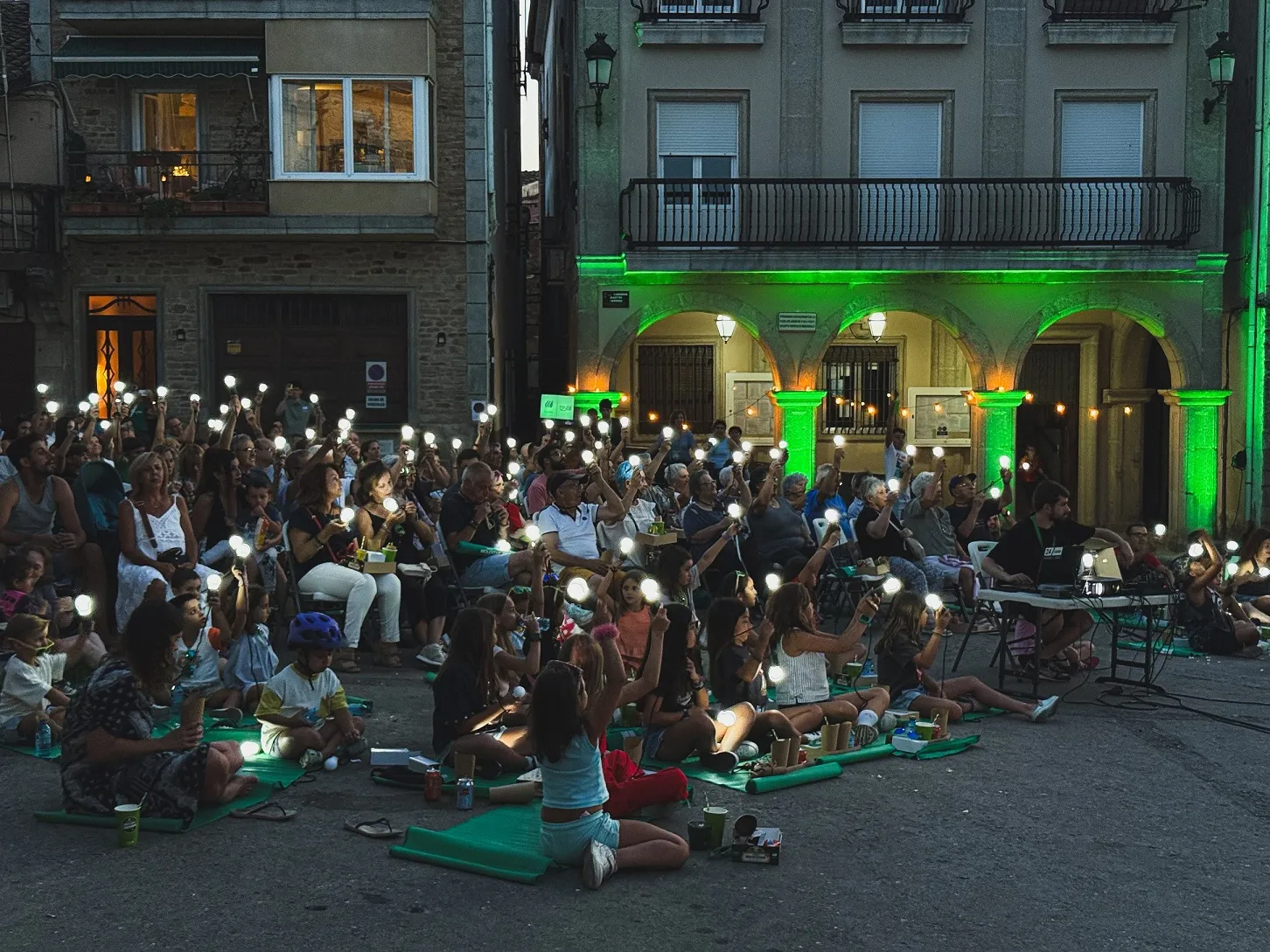 Foto 3 - Aldead&aacute;vila de la Ribera se convierte en un escenario de cine con su festival de microcine de verano