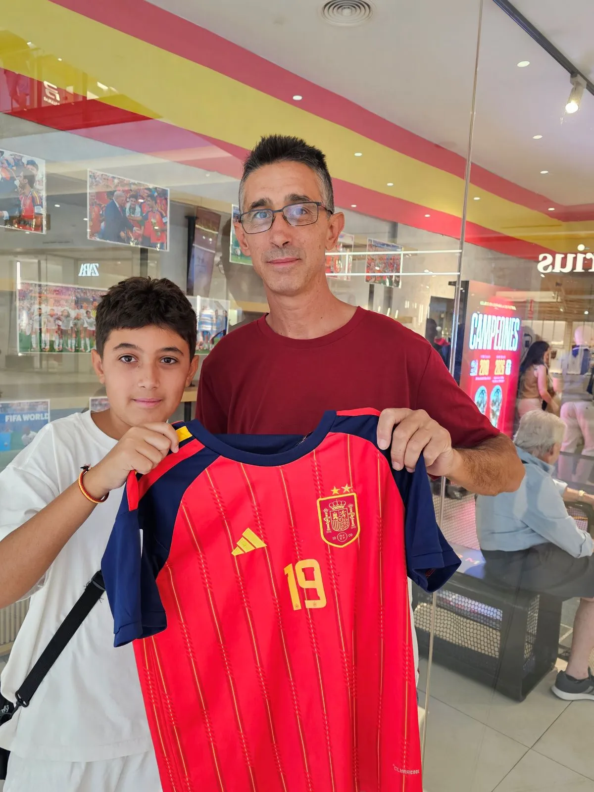El Tormes desata la locura por la Selección con el bordado gratuito de la segunda estrella