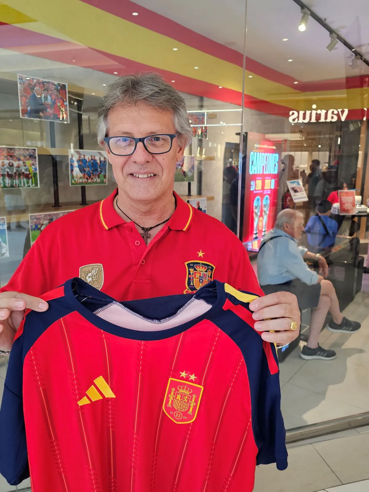 El Tormes desata la locura por la Selección con el bordado gratuito de la segunda estrella