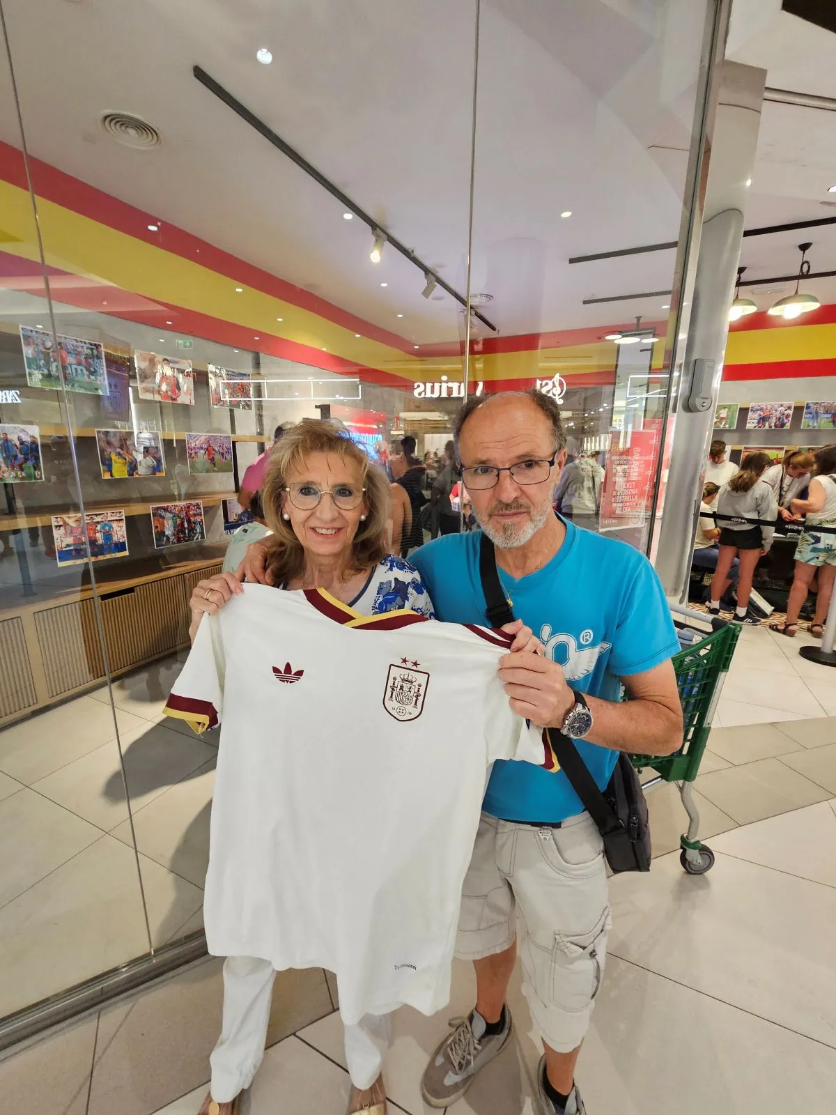 El Tormes desata la locura por la Selección con el bordado gratuito de la segunda estrella
