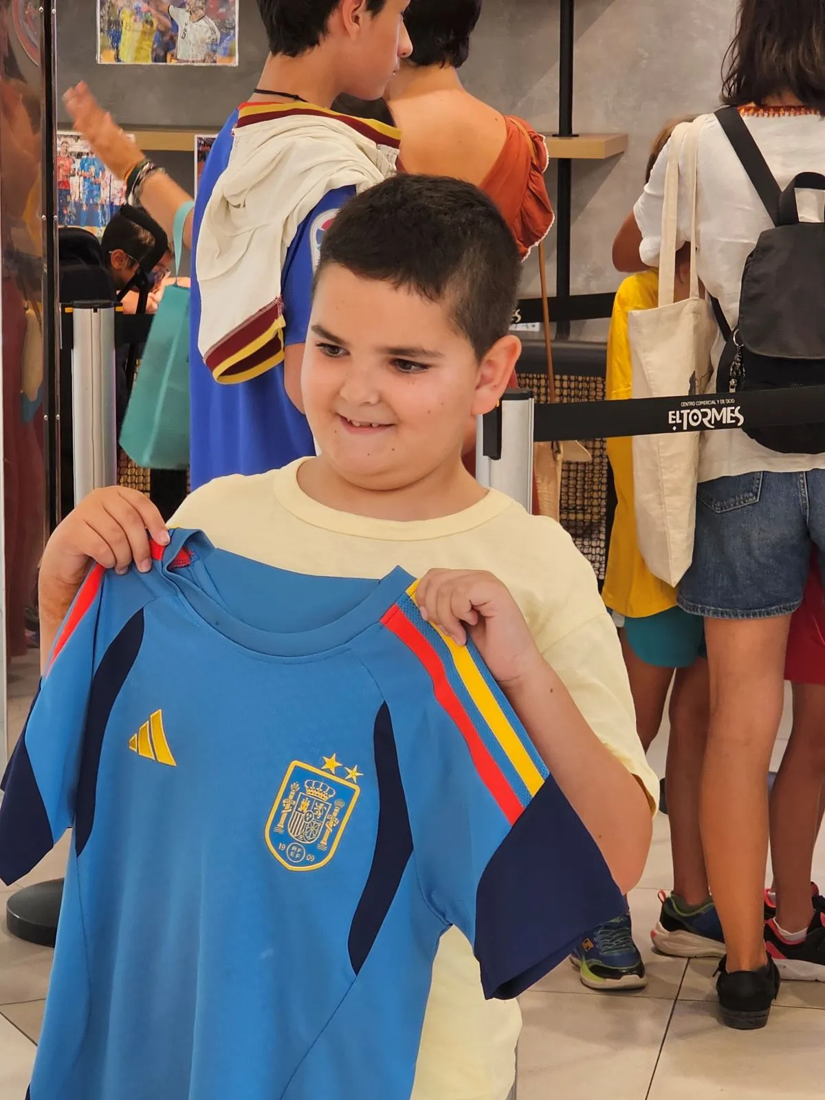 El Tormes desata la locura por la Selección con el bordado gratuito de la segunda estrella