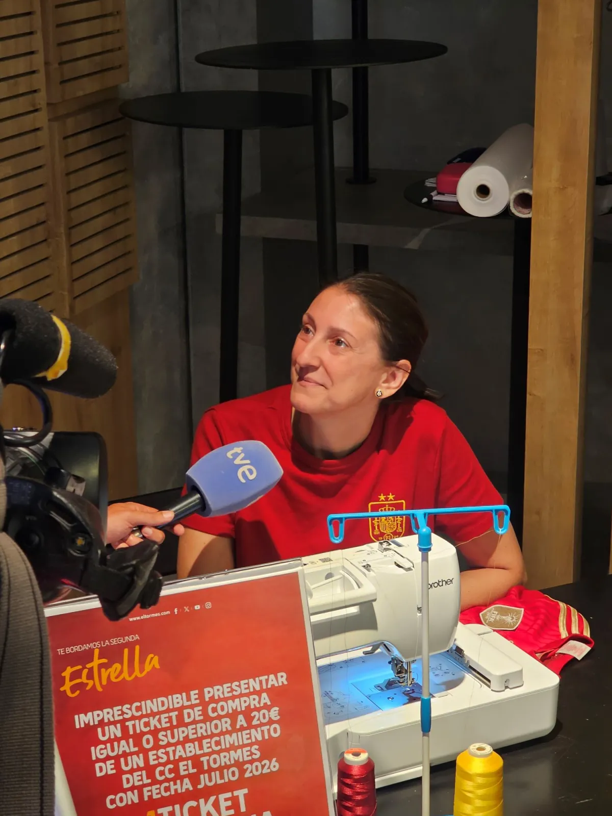 El Tormes desata la locura por la Selección con el bordado gratuito de la segunda estrella