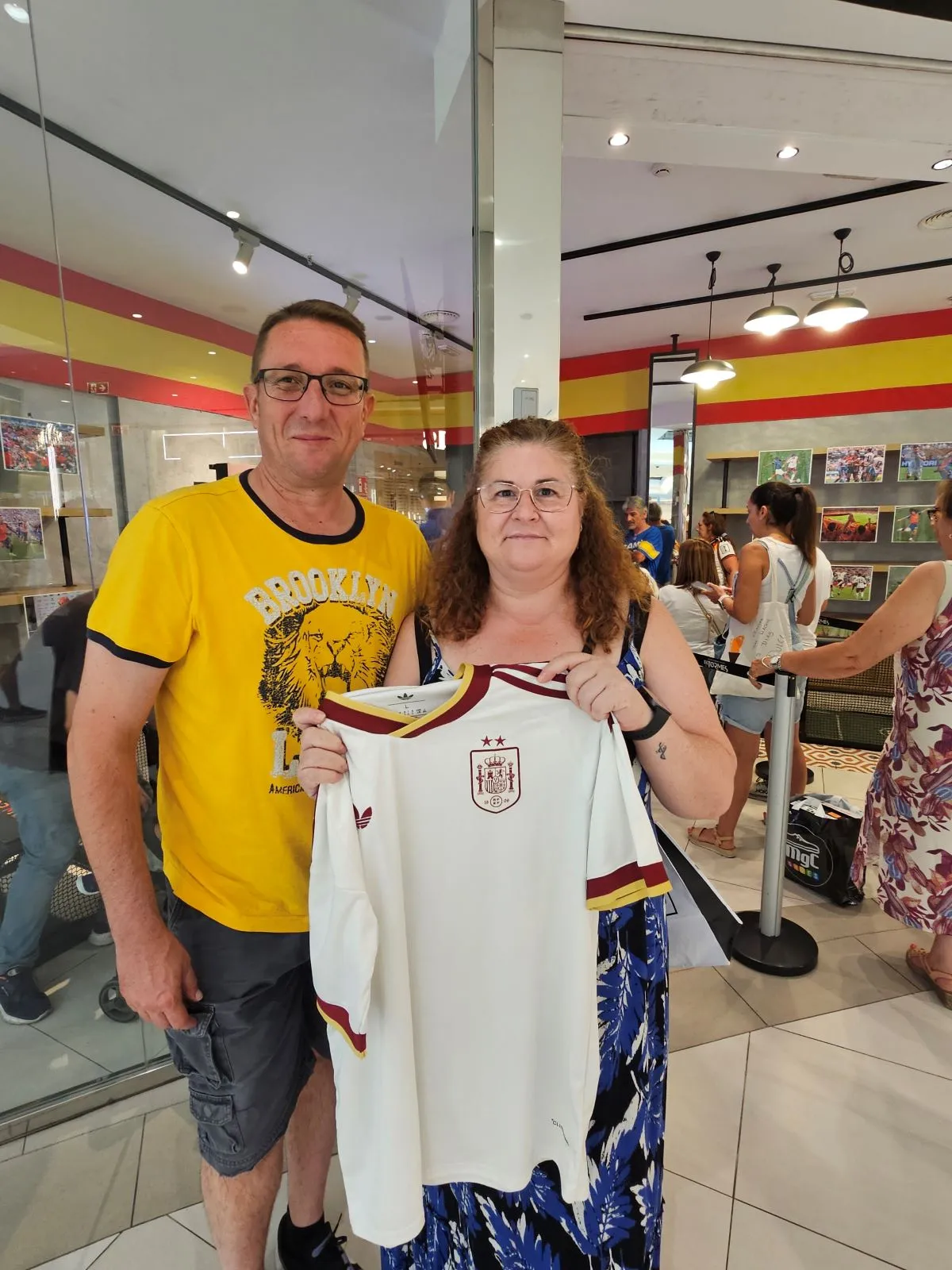 El Tormes desata la locura por la Selección con el bordado gratuito de la segunda estrella