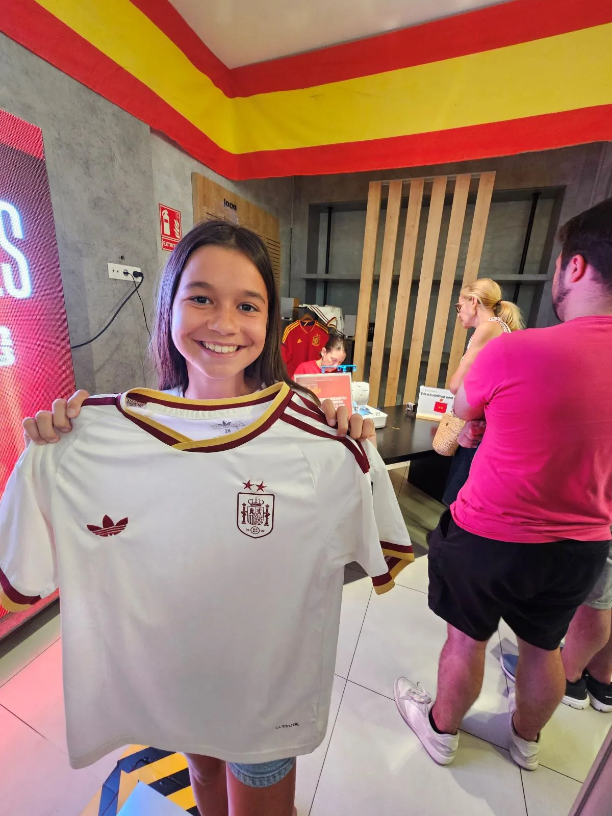 El Tormes desata la locura por la Selección con el bordado gratuito de la segunda estrella