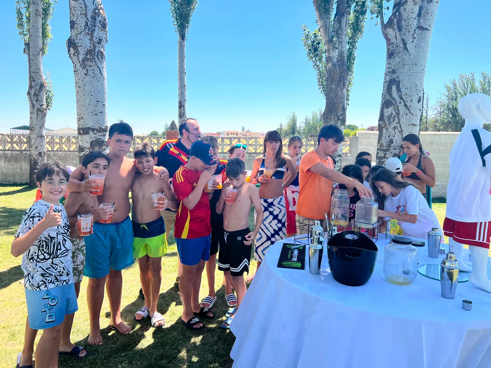 Foto 10 - Los Campamentos Urbanos celebran el triunfo de la selecci&oacute;n con un divertido taller de cocteler&iacute;a ofrecido por Teo Marcos