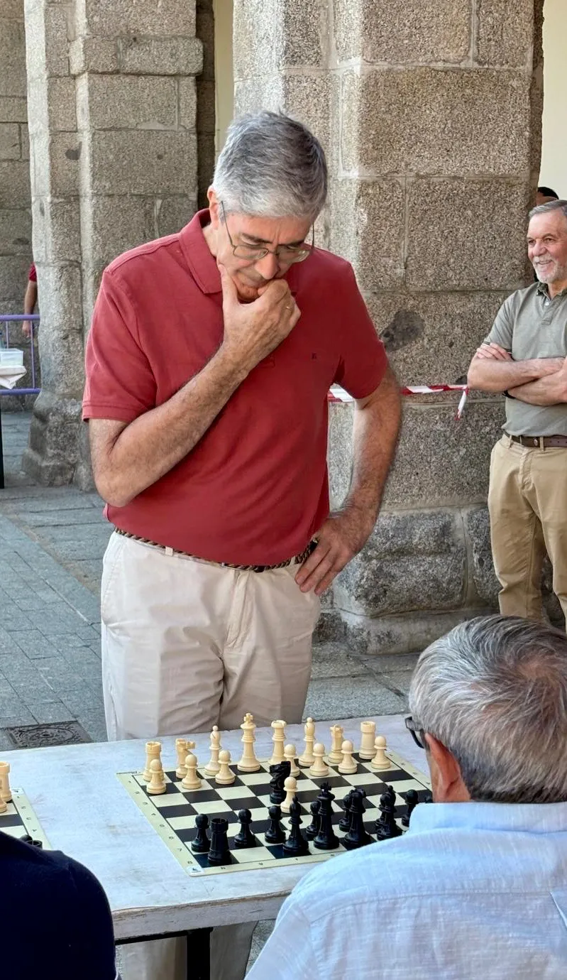 Foto 4 - La Plaza de Espa&ntilde;a se convierte en un gran tablero de ajedrez con la partida simult&aacute;nea de la Asociaci&oacute;n Mundy