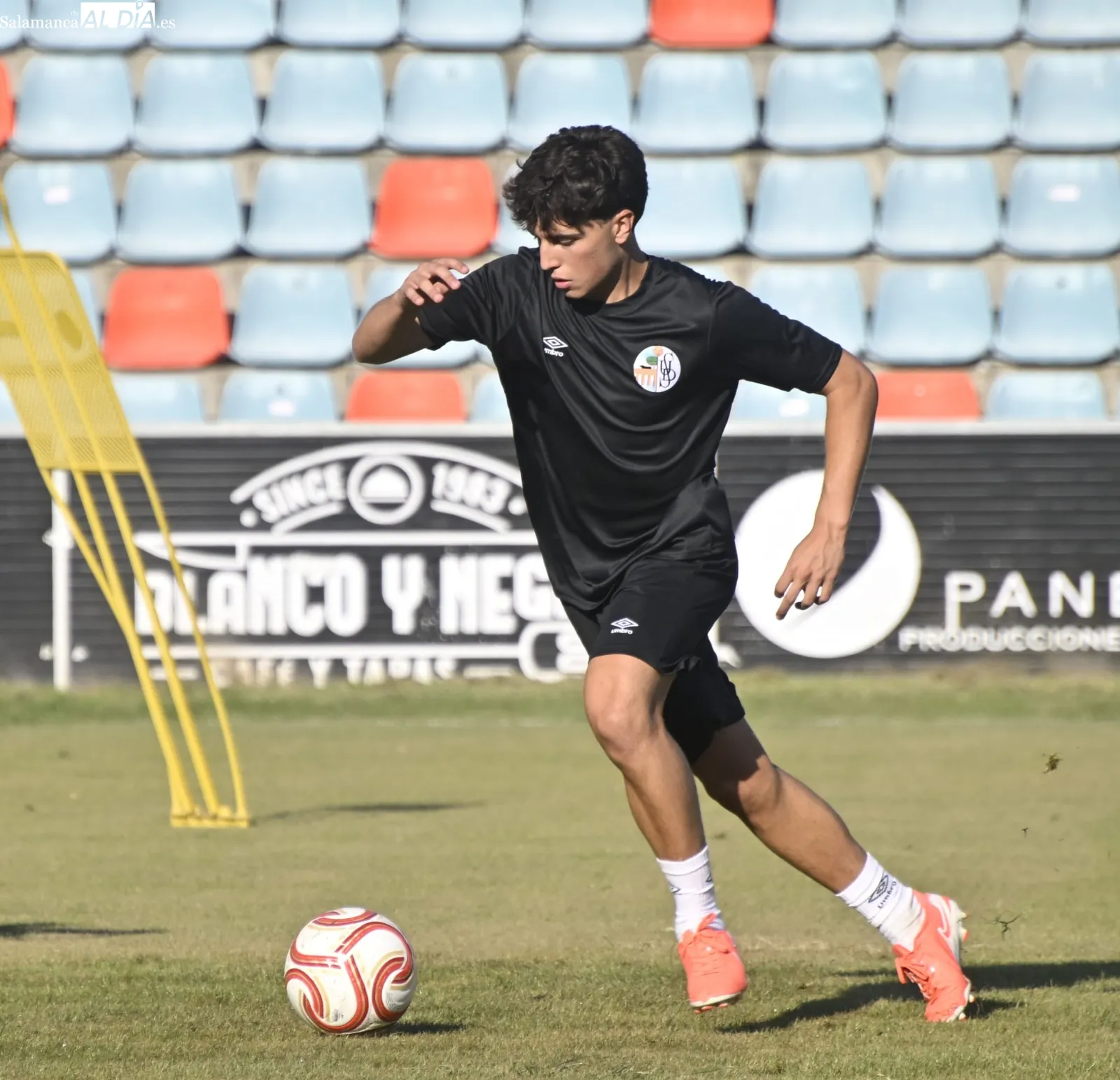 Foto 8 - FOTOS | Iker Muniain dirige su primer entrenamiento al frente del Salamanca CF UDS