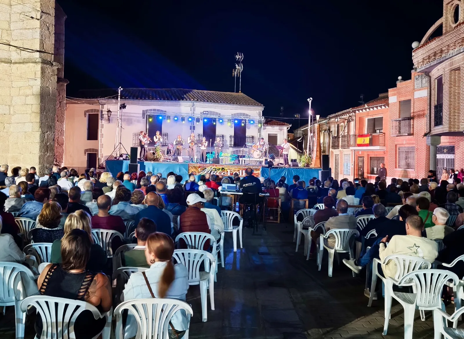 Foto 4 - El I Macofolk llena de ambiente la Plaza Mayor de Macotera en su jornada inaugural