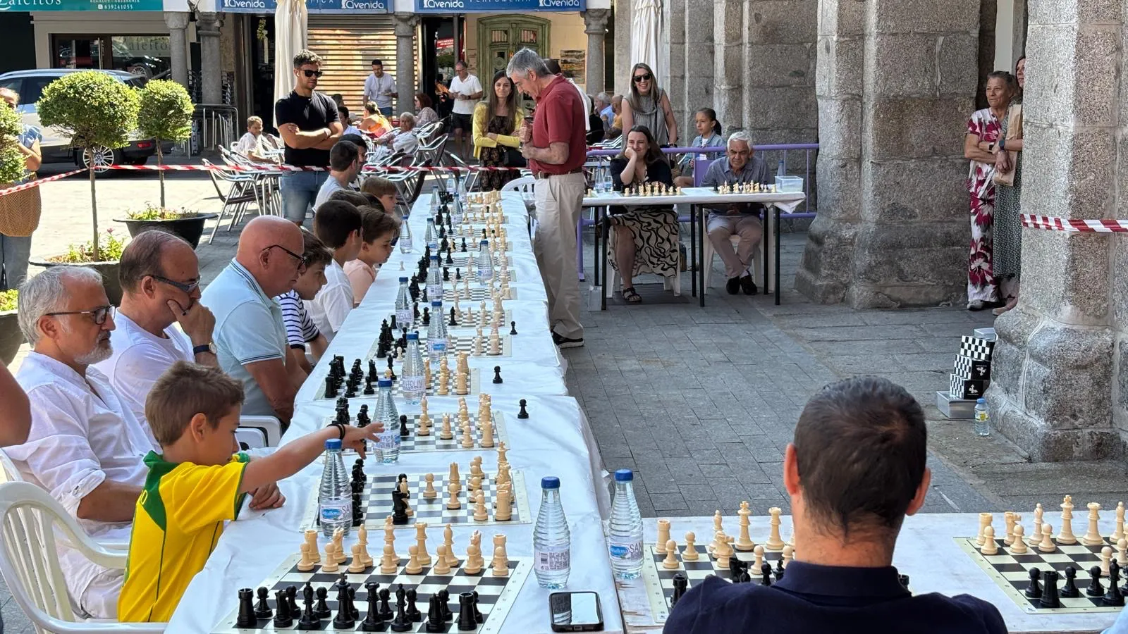 Foto 5 - La Plaza de Espa&ntilde;a se convierte en un gran tablero de ajedrez con la partida simult&aacute;nea de la Asociaci&oacute;n Mundy