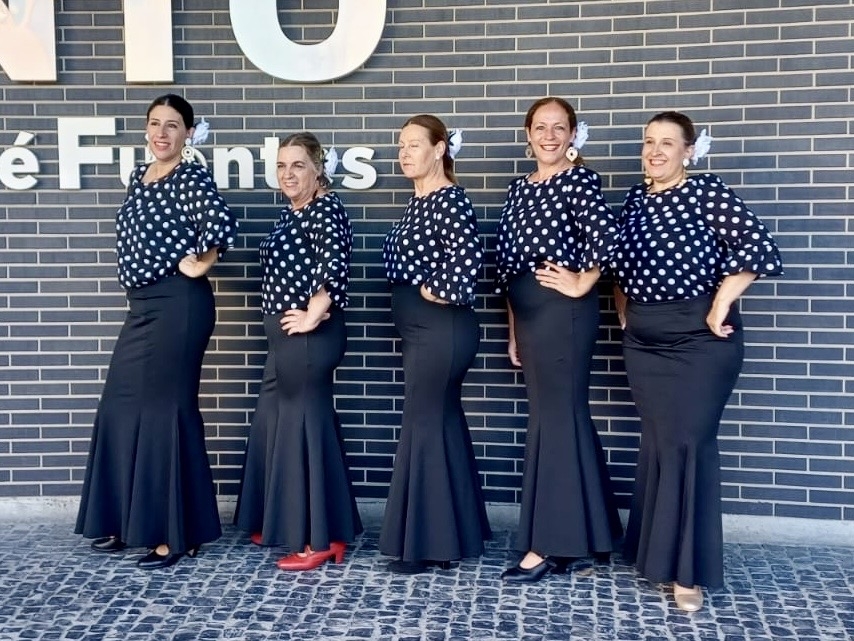 El grupo Aires de Sevilla, de El Campo de Peñaranda arranca aplausos y expectación en Santa Marta 