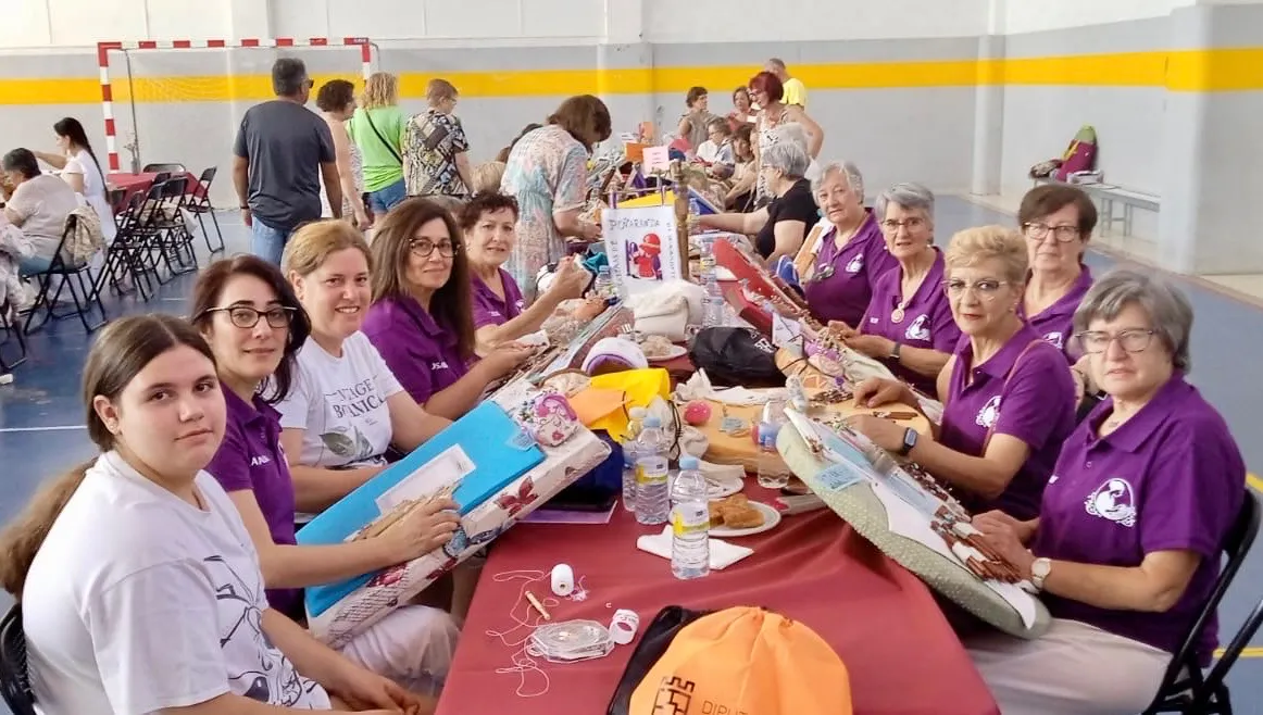 Foto 2 - Las encajeras de Pe&ntilde;aranda llevan su arte y alegr&iacute;a al IX Encuentro Villa de Carde&ntilde;osa