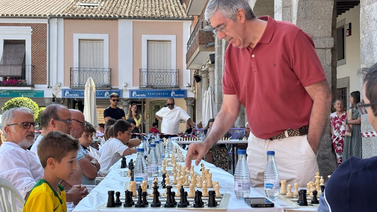 Foto 10 - La Plaza de Espa&ntilde;a se convierte en un gran tablero de ajedrez con la partida simult&aacute;nea de la Asociaci&oacute;n Mundy