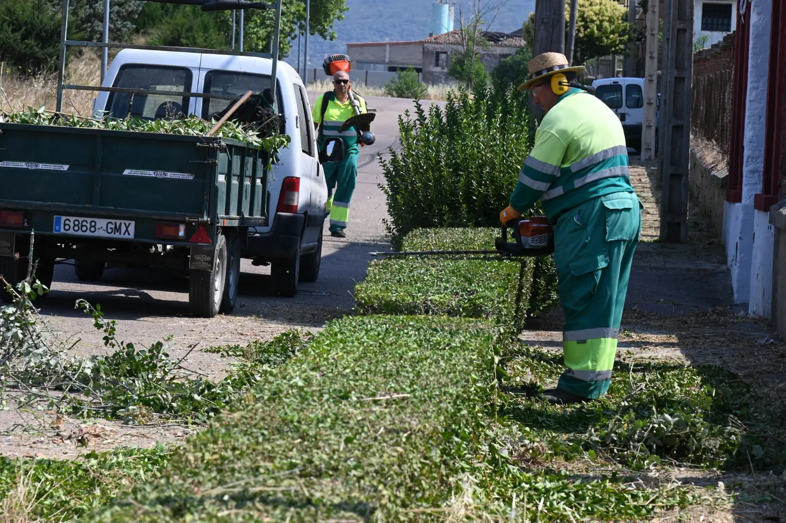 Cuadrillas municipales acometiendo trabajos de desbroce y limpieza en el Paseo de la Estación