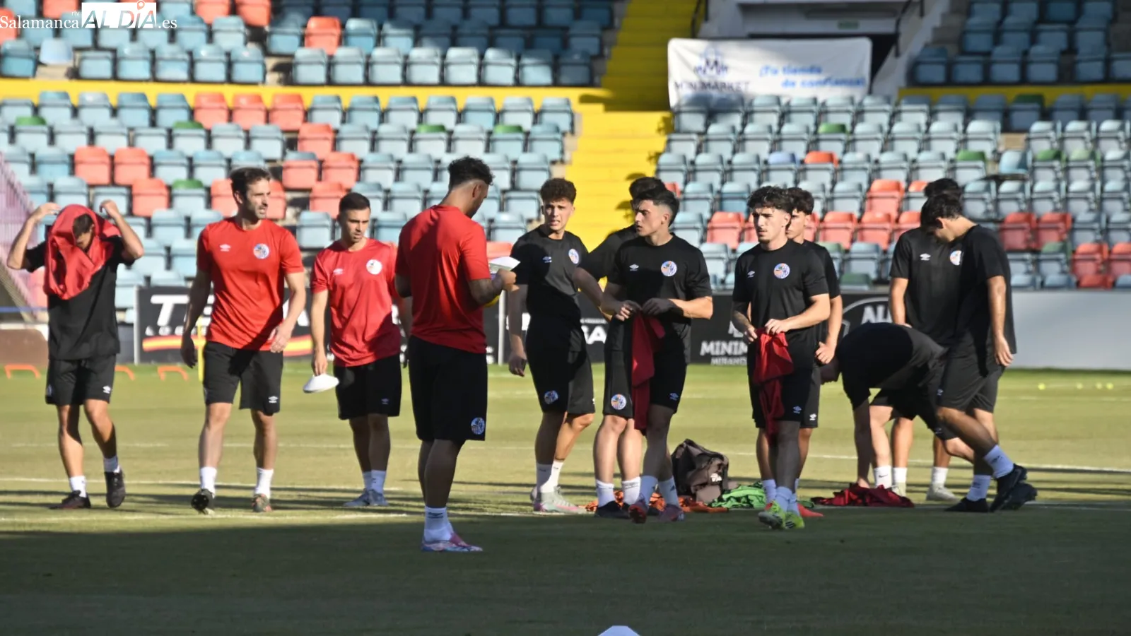 Foto 2 - FOTOS | Iker Muniain dirige su primer entrenamiento al frente del Salamanca CF UDS