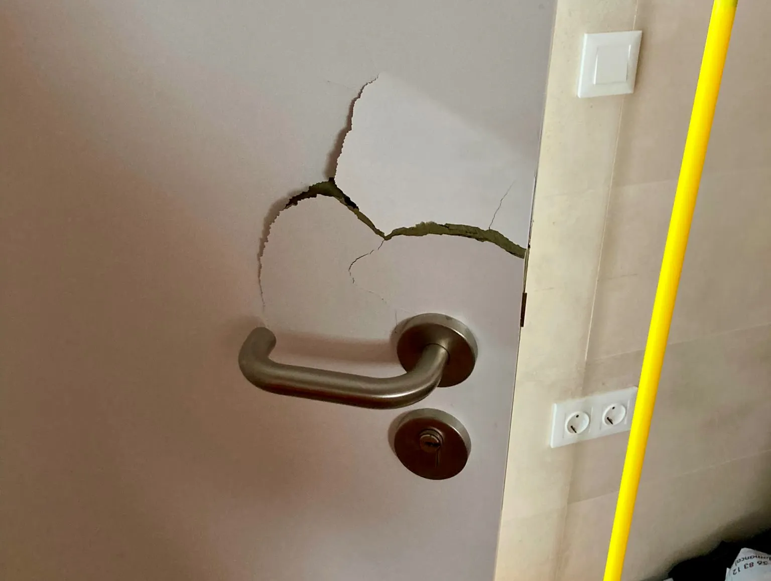 Foto 4 - Roban durante la madrugada en las piscinas municipales de Pe&ntilde;aranda y en la cafeter&iacute;a