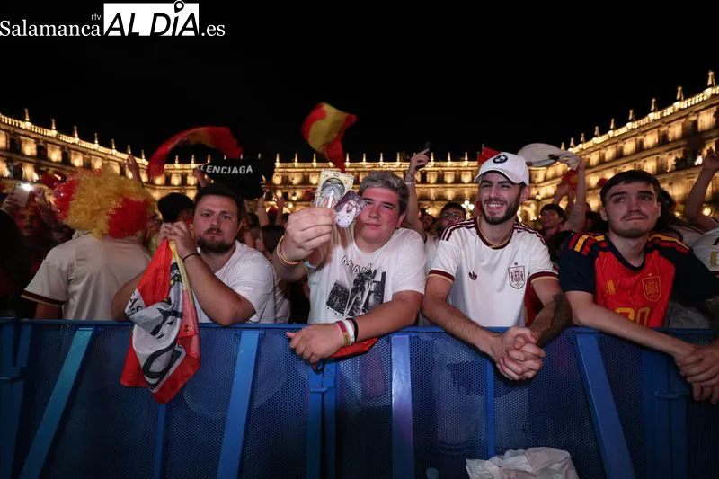 Foto 9 - GALER&Iacute;A DE FOTOS Y V&Iacute;DEOS | &iexcl;&iexcl;&iexcl;&iexcl;Salamanca entra en estado de locura tras la conquista de Espa&ntilde;a del segundo Mundial!!!