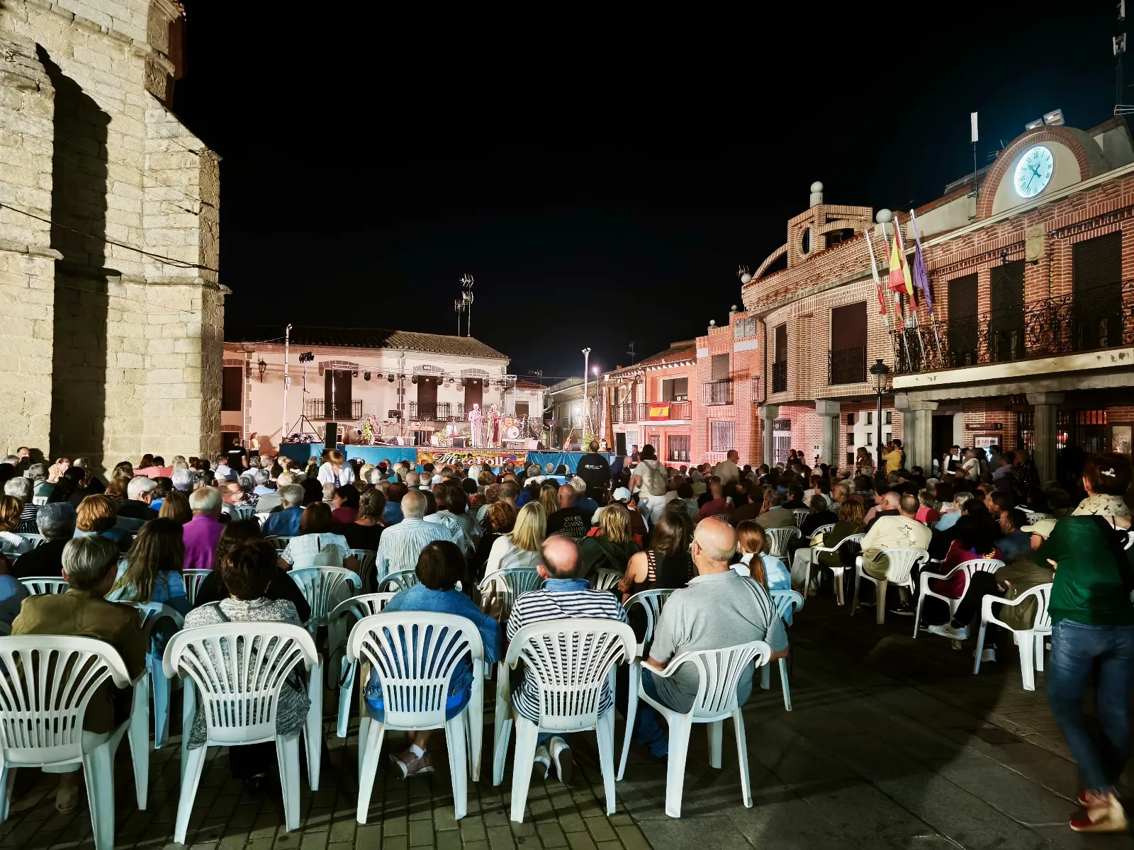Foto 5 - El I Macofolk llena de ambiente la Plaza Mayor de Macotera en su jornada inaugural