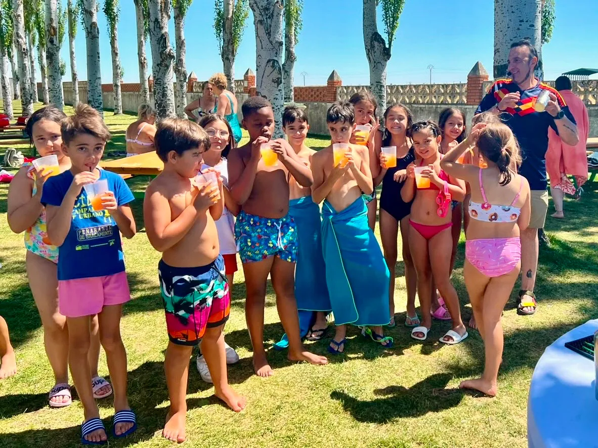 Foto 2 - Los Campamentos Urbanos celebran el triunfo de la selecci&oacute;n con un divertido taller de cocteler&iacute;a ofrecido por Teo Marcos