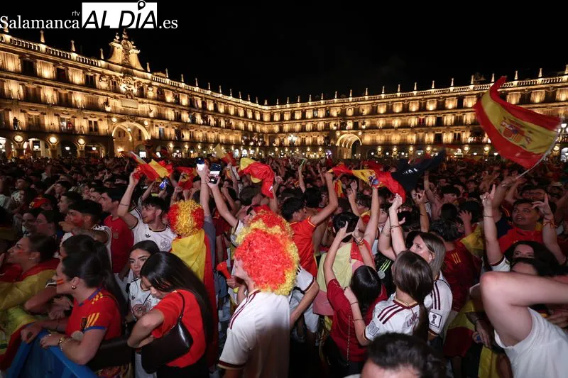 Foto 11 - GALER&Iacute;A DE FOTOS Y V&Iacute;DEOS | &iexcl;&iexcl;&iexcl;&iexcl;Salamanca entra en estado de locura tras la conquista de Espa&ntilde;a del segundo Mundial!!!