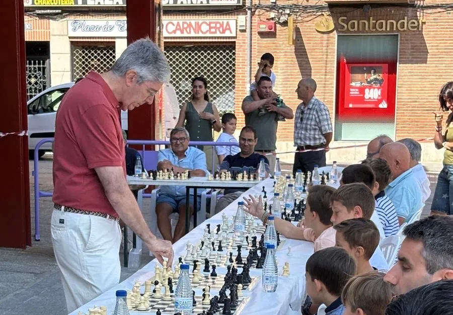 Foto 2 - La Plaza de Espa&ntilde;a se convierte en un gran tablero de ajedrez con la partida simult&aacute;nea de la Asociaci&oacute;n Mundy